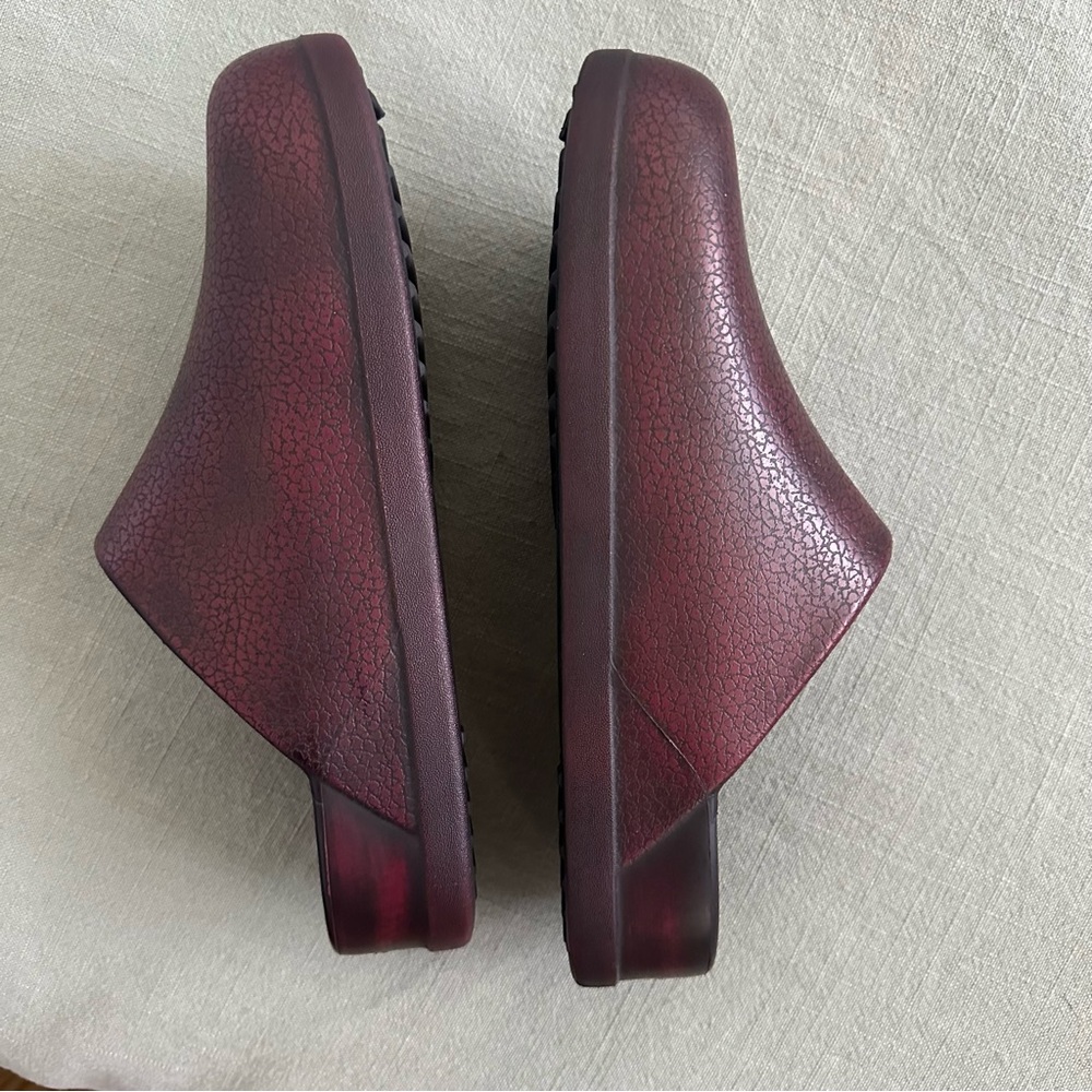 CROCS Women's Burgundy Slip-On Clogs - Picture 7 of 7